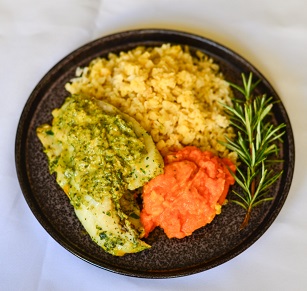 Filé de Tilápia Assado com Creme de Agrião, Arroz Integral e Purê de Cenoura