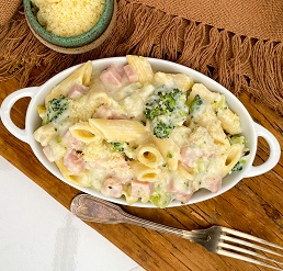 Penne ao Molho Branco com Brócolis e Peito de Peru