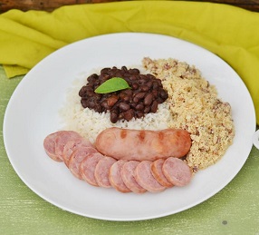 Linguiça Toscana Grelhada, Arroz Branco, Feijão Preto e Farofa com Bacon