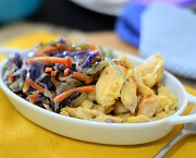 Iscas de frango com açafrão e Salada Oriental Congelado (a)