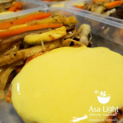 Hambúrguer Artesanal de Frango ao Honey Mustard e Legumes Assados