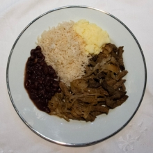Íscas de Fígado Aceboladas, Purê de Batata, Arroz e Feijão