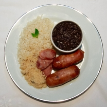 Linguiça Toscana Grelhada, Arroz, Feijão Preto e Farofa (Fome de Leão)