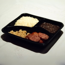 Linguiça Toscana Grelhada, Arroz, Feijão Preto e Farofa (Fome de Leão) - Imagem 2