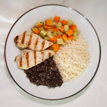 Filé de Frango Grelhado com Arroz Feijão e Legumes Cozidos