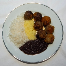 Almôndegas de Carne ao Molho com Arroz Branco, Feijão e Polenta