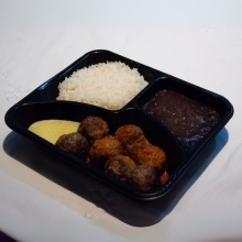 Almôndegas de Carne ao Molho com Arroz Branco, Feijão e Polenta - Imagem 2