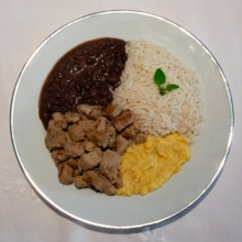 Cubos de Mignon Suíno com Arroz, Feijão e Creme de Milho 